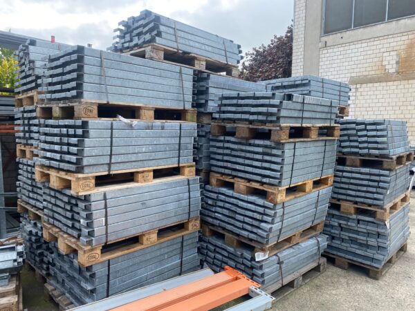 Tiefenstege für Regaltiefe 1200mm / verzinkt / Traversenaufnahme 50mm