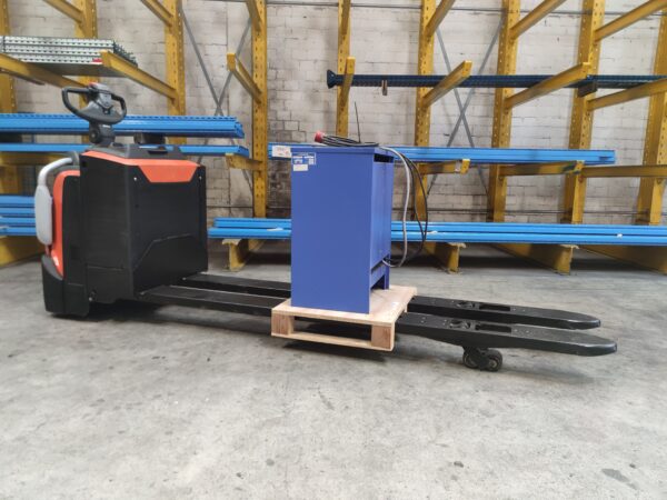 BT LPE250 Elektro Niederhubwagen / Hubkraft 2.500 Kg / Seriennummer 6450268  / 3196 Betriebsstunden – Bild 2
