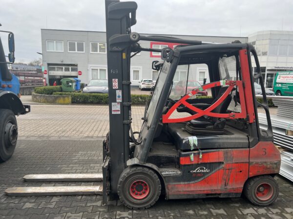 Linde Frontstapler E30 / 4x Verfügbar / Vollkabine / Hubhöhe 6.500mm / Hubkraft 3000 / Seitenschieber + Vorschub / Teleskopgabeln