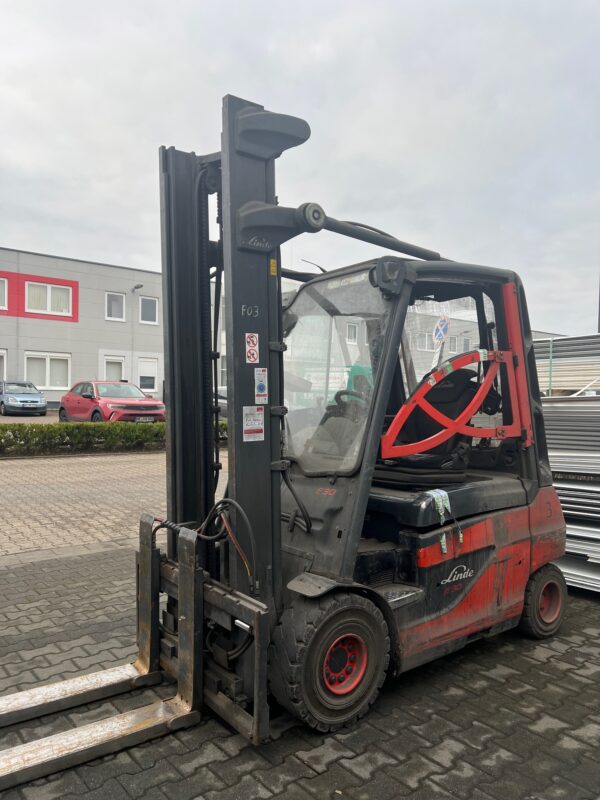 Linde Frontstapler E30 / 4x Verfügbar / Vollkabine / Hubhöhe 6.500mm / Hubkraft 3000 / Seitenschieber + Vorschub / Teleskopgabeln – Bild 2