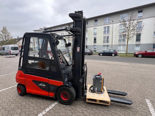 Linde Frontstapler E30 / 4x Verfügbar / Vollkabine / Hubhöhe 4.000mm / Hubkraft 3000 / Seitenschieber + Vorschub / Teleskopgabeln – Bild 4