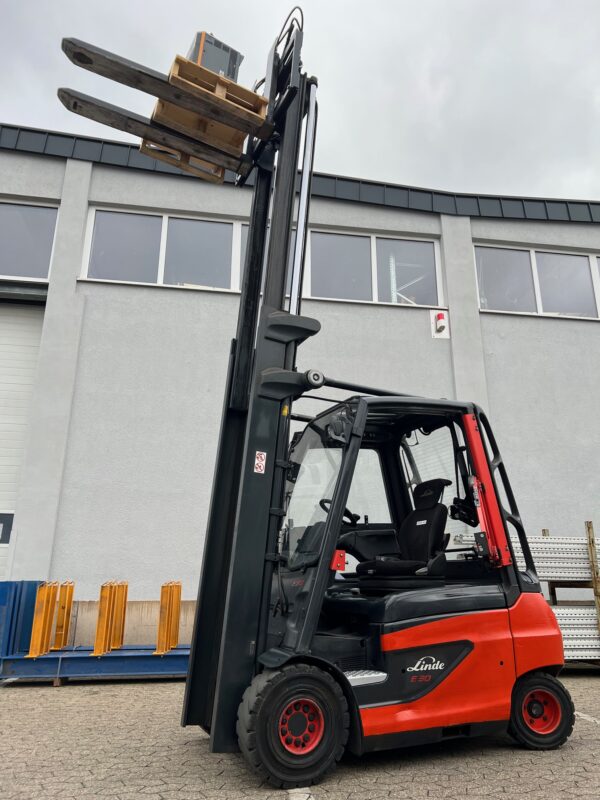 Linde Frontstapler E30 / 4x Verfügbar / Vollkabine / Hubhöhe 4.000mm / Hubkraft 3000 / Seitenschieber + Vorschub / Teleskopgabeln – Bild 3