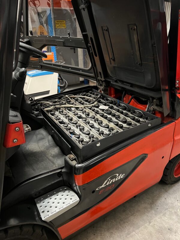 Linde Frontstapler E30 / 4x Verfügbar / Vollkabine / Hubhöhe 4.000mm / Hubkraft 3000 / Seitenschieber + Vorschub / Teleskopgabeln – Bild 13
