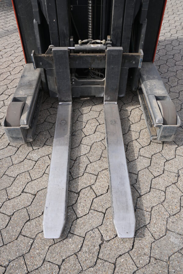 BT RRB2 Elektro Schubmaststapler / 2x vorrätig / Hubhöhe 7.500mm / Hubkraft 1.600kg / Bj. 2005 – Bild 3