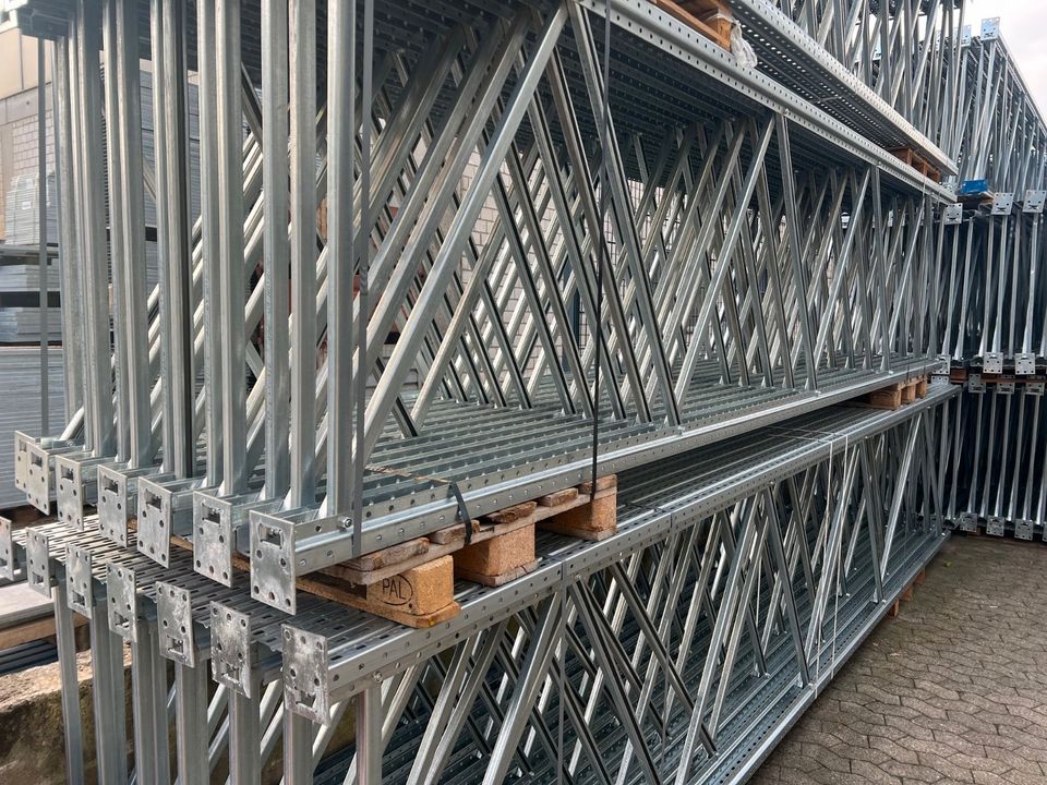 Gebrauchtes Dexion Palettenregal mit 90 Stellplätzen, Rahmenhöhe 5.000 mm, verzinkte Rahmen und blau lackierte Traversen