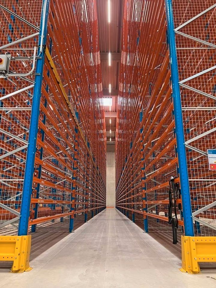 Gebrauchtes Stow Palettenregal mit 320 Stellplätzen, Höhe 6.000 mm, himmelblau lackierte Rahmen und reinorange lackierte Traversen